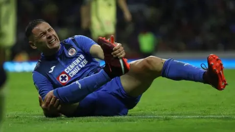 Cruz Azul: Pablo Aguilar salió lesionado del partido vs América; preocupa de cara al Repechaje