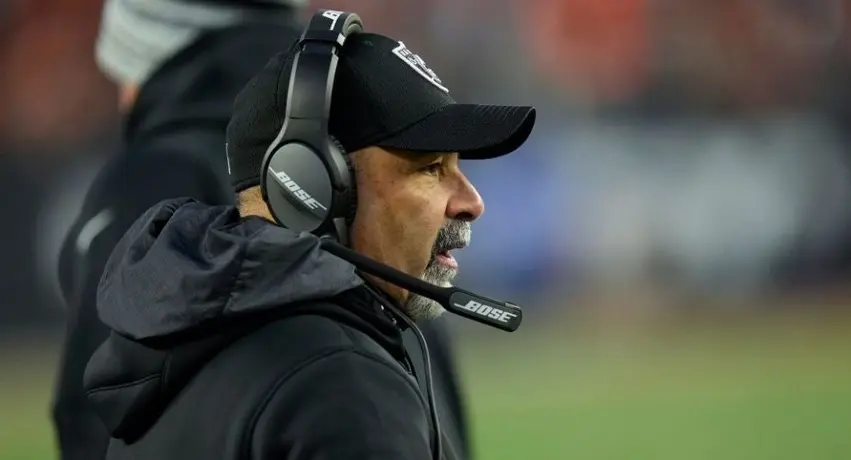 NFL: Derek Carr respaldó a Bisaccia tras la derrota de los Raiders en playoffs