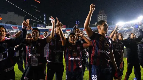 Video: Aficionado bajó a la cancha con 'chela' en mano para festejar con el Atlante