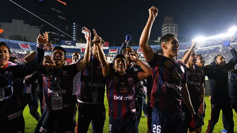 Video: Aficionado bajó a la cancha con 'chela' en mano para festejar con el Atlante