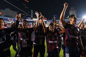 Video: Aficionado bajó a la cancha con 'chela' en mano para festejar con el Atlante