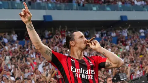 Milan: Zlatan Ibrahimovic celebró el título de la Serie A con tabaco y champagne