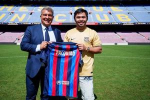 Video: Manny Pacquiao visitó al Barcelona y portó nuevo jersey color oro