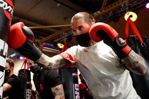 Sergio Ramos protagonizó intenso entrenamiento en apertura de nuevo gimnasio en Madrid