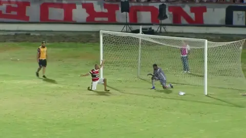 Hincha se metió a la cancha para enseñarle a su propio arquero a atajar