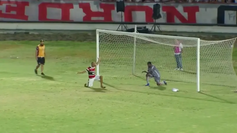 Hincha se metió a la cancha para enseñarle a su propio arquero a atajar