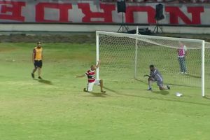 Hincha se metió a la cancha para enseñarle a su propio arquero a atajar