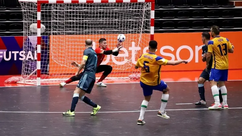 Video: Portero de Brasil quedó noqueado tras detener un penal con la cara