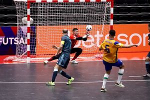 Video: Portero de Brasil quedó noqueado tras detener un penal con la cara