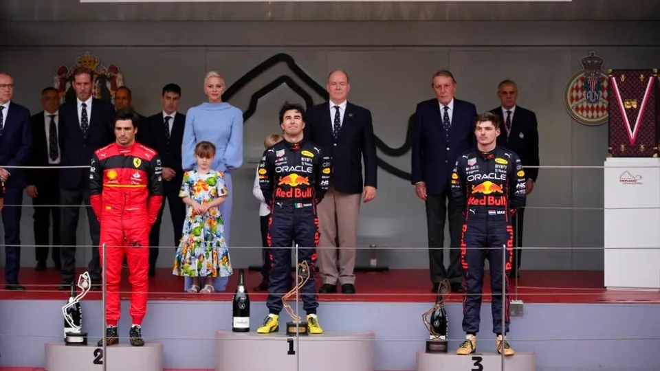 Carlos Sainz: ‘Checo Pérez hizo una gran carrera y tuvo suerte con mi situación’