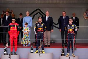 Carlos Sainz: ‘Checo Pérez hizo una gran carrera y tuvo suerte con mi situación’