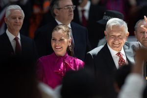 Video: Esposa de AMLO hizo broma de EPN en inauguración del AIFA