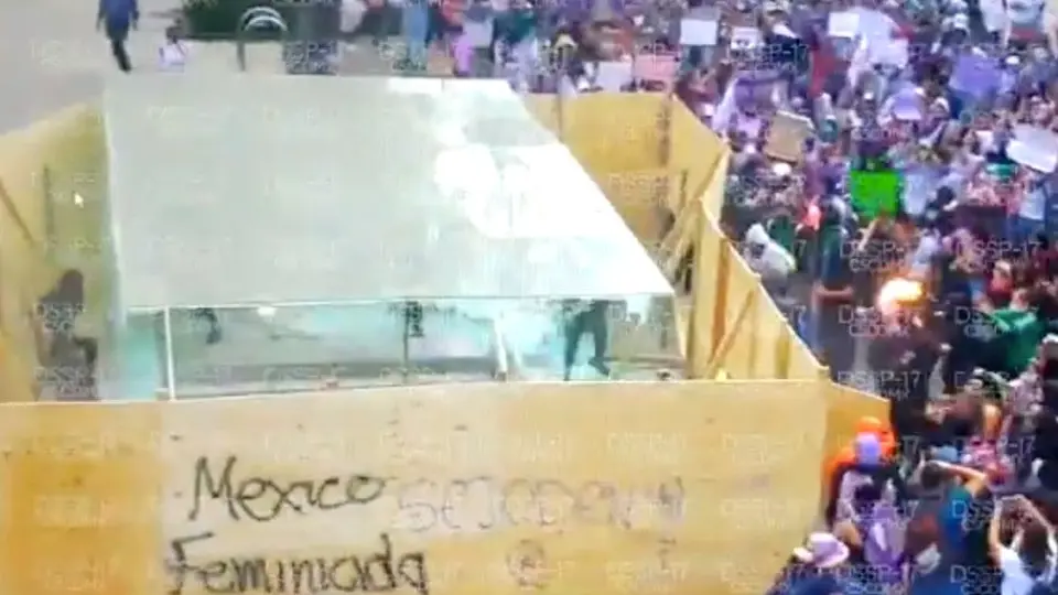Video: Mujeres resultaron heridas tras romper cristal en Metro Hidalgo