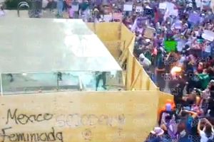 Video: Mujeres resultaron heridas tras romper cristal en Metro Hidalgo