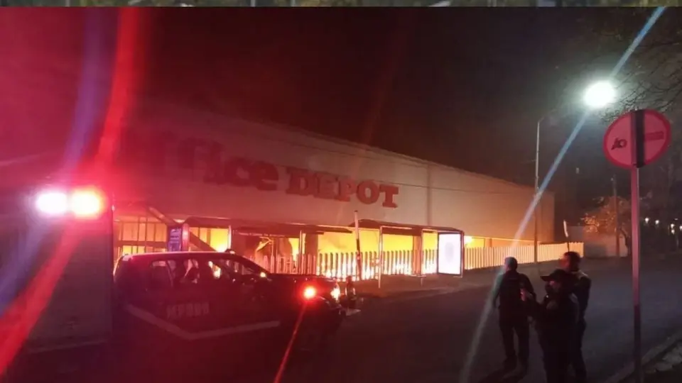 Incendio en Office Depot fue controlado por bomberos; no se reportaron heridos