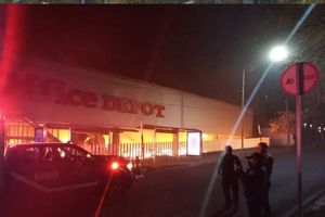 Incendio en Office Depot fue controlado por bomberos; no se reportaron heridos