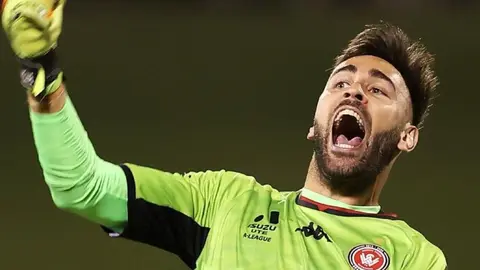 Video: Portero se enredó con balón y tacleó a delantero en Australia