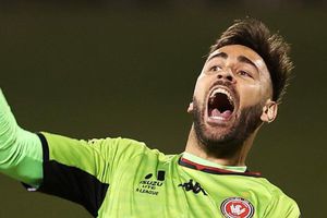 Video: Portero se enredó con balón y tacleó a delantero en Australia