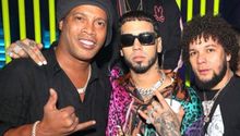 Ronaldinho y Anuel AA, captados en un club nocturno de Miami