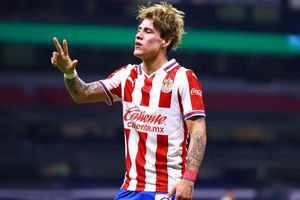 Chivas: Chicote Calderón cantó 'El Tamalero' durante cena de pretemporada