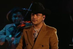 Nodal: Lleno de sentimiento interpretó 'Acá entre nos' en Premios Lo Nuestro