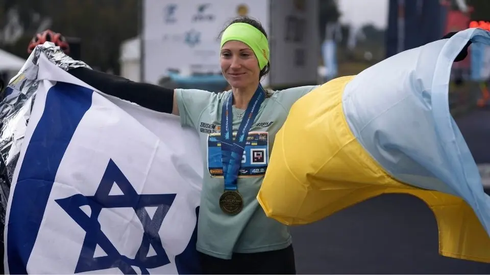 Atleta ucraniana ganó maratón de Jerusalén tras huir de la guerra: 'Hace 5 días destruyeron mi casa'