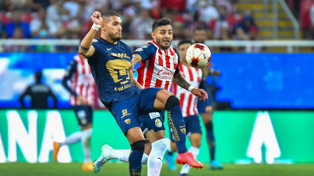 Freire y Vega en el último Chivas vs Pumas en el Akron | IMAGO7