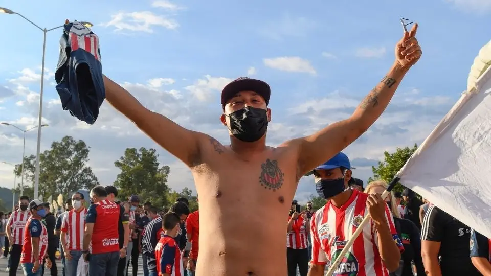 Chivas: Aficionado del Rebaño quemó su playera como protesta por falta de refuerzos