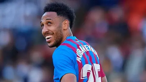 Aubameyang compartió video en redes sociales de Piqué desnudo