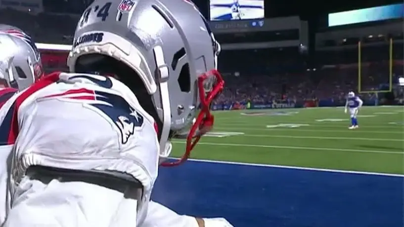 Aficionado lanzó dildo a Kendrick Bourne en respuesta a touchdown