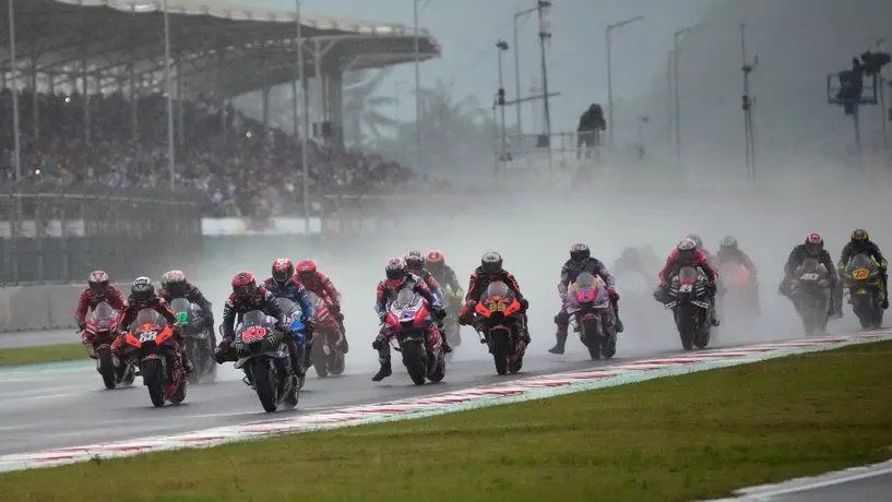 MotoGP Indonesia: Rayo cayó en medio de la pista y una mujer hace un ritual para alejar la lluvia