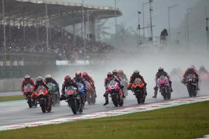 MotoGP Indonesia: Rayo cayó en medio de la pista y una mujer hace un ritual para alejar la lluvia