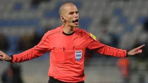 Video: Árbitro de la Liga de Libia provocó 'batalla campal' tras golpear a futbolista