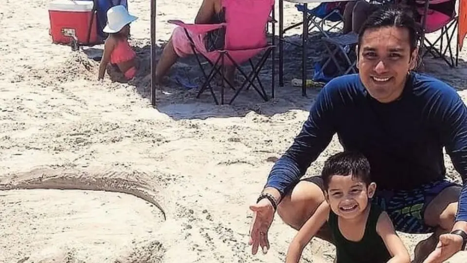 Video: Niño se hace viral tras destruir cocodrilo de arena de artista