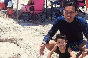 Video: Niño se hace viral tras destruir cocodrilo de arena de artista