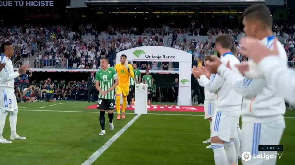 Guardado: Real Madrid y Betis hacen doble pasillo para reconocer los títulos de Liga y Copa del Rey