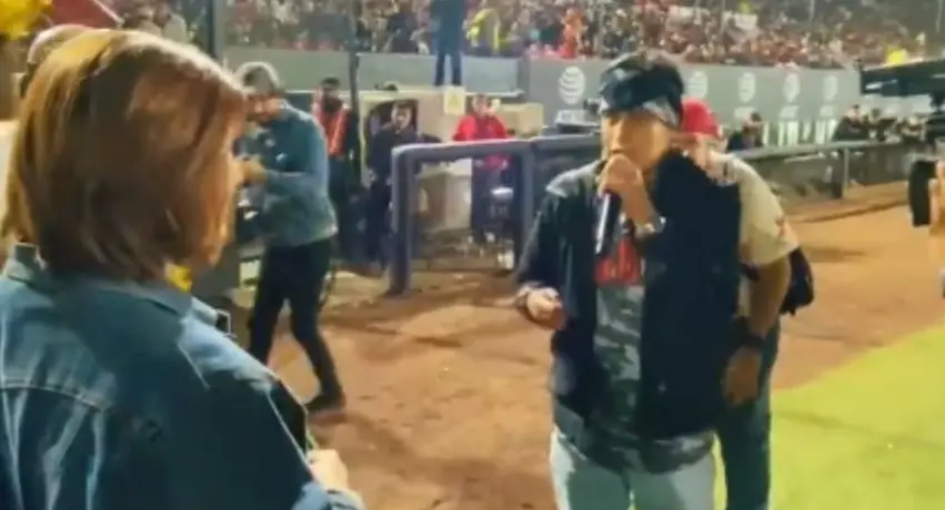 Video: Aficionado fue 'bateado' por su pareja en el partido de Toros de Tijuana