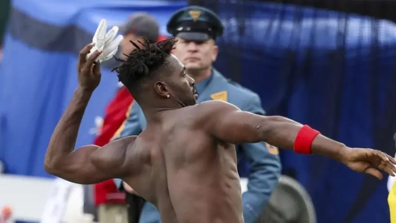 Antonio Brown: Guante que arrojó a afición está en subasta