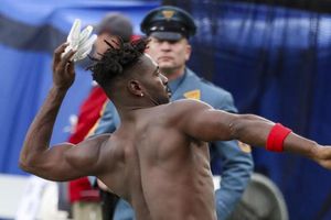 Antonio Brown: Guante que arrojó a afición está en subasta