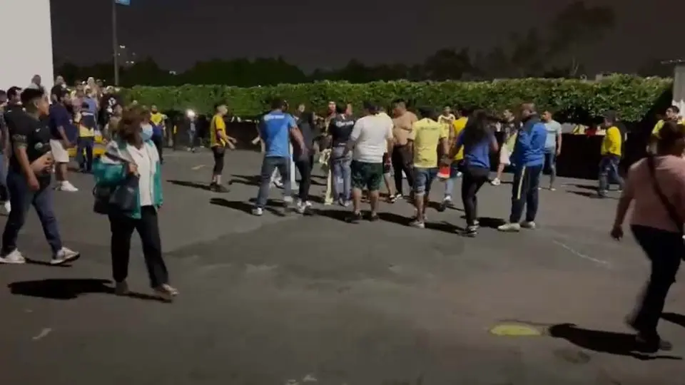 Video: Bronca entre aficionados del América en la rampa 3 del Azteca