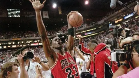 Michael Jordan: Subastan tarjeta exclusiva del basquetbolista en un millón de dólares