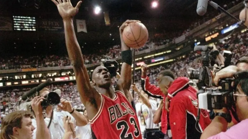 Michael Jordan: Subastan tarjeta exclusiva del basquetbolista en un millón de dólares