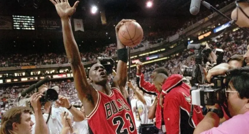 Michael Jordan: Subastan tarjeta exclusiva del basquetbolista en un millón de dólares