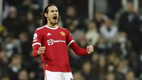 Video: Cavani le pintó el dedo a los fans del Manchester United tras ser insultado
