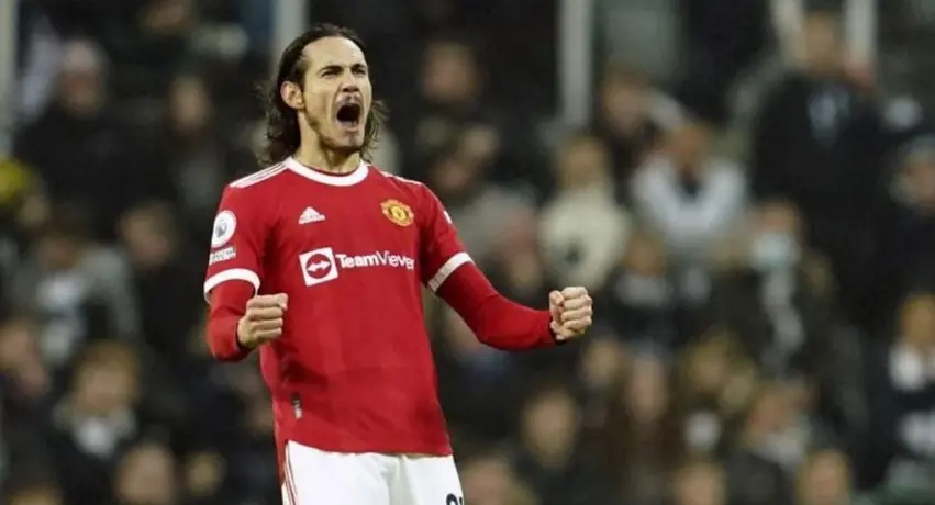 Video: Cavani le pintó el dedo a los fans del Manchester United tras ser insultado