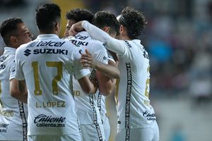 Pumas agradeció atenciones al Saprissa y les dejó dos playeras de regalo