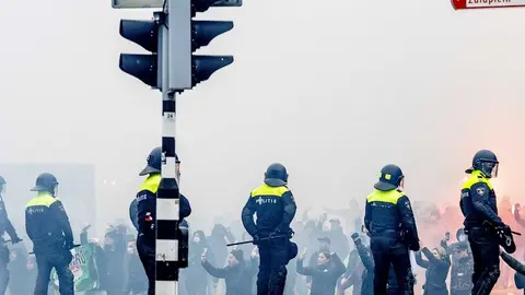 Feyenoord vs Ajax: Policía utilizó cañones de agua para dispersar alborotadores