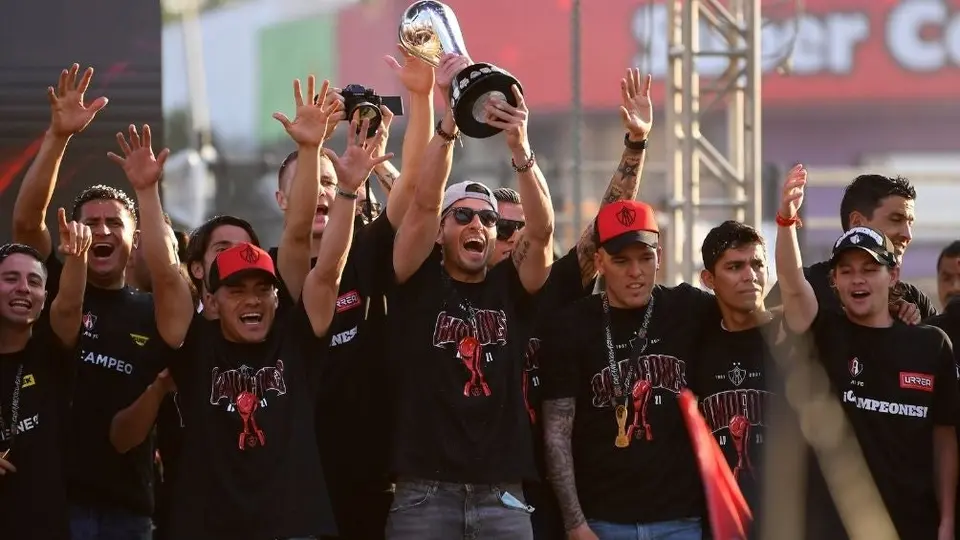 Atlas: Festejó el título del Apertura 2021 con desfile por las calles de Guadalajara