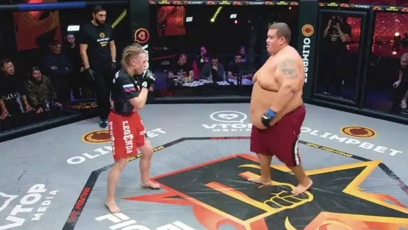 Video: Pelea en Rusia entre un hombre de 250 kilos y una luchadora profesional