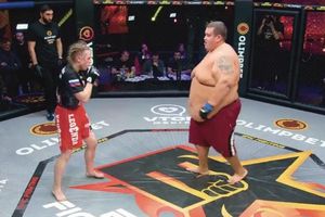 Video: Pelea en Rusia entre un hombre de 250 kilos y una luchadora profesional